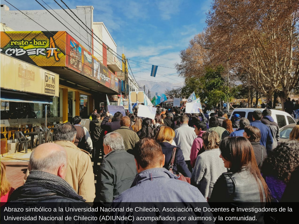 PARO DOCENTE: MULTITUDINARIO ACTO EN DEFENSA DE LA UNIVERSIDAD PÚBLICA EN LA FACULTAD DE MEDICINA