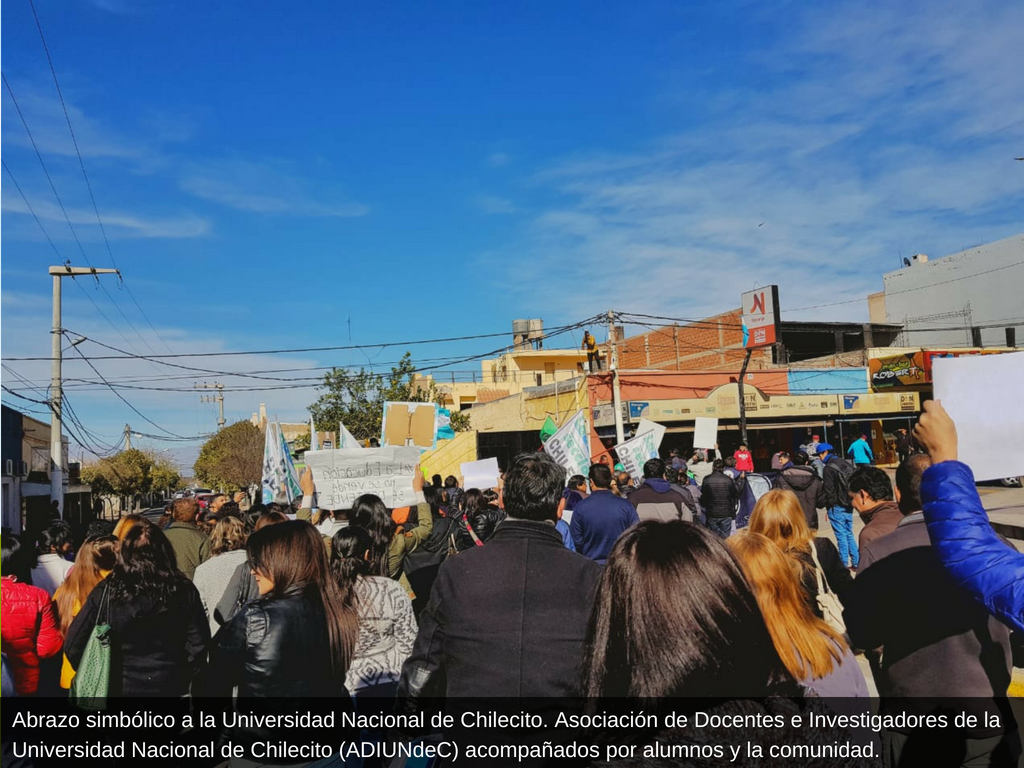 PARO DOCENTE: MULTITUDINARIO ACTO EN DEFENSA DE LA UNIVERSIDAD PÚBLICA EN LA FACULTAD DE MEDICINA