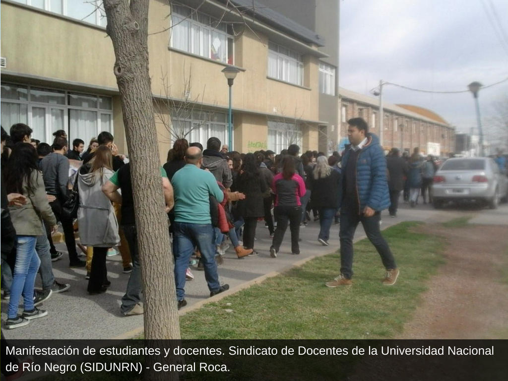 PARO DOCENTE: MULTITUDINARIO ACTO EN DEFENSA DE LA UNIVERSIDAD PÚBLICA EN LA FACULTAD DE MEDICINA