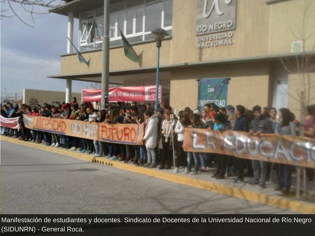 PARO DOCENTE: MULTITUDINARIO ACTO EN DEFENSA DE LA UNIVERSIDAD PÚBLICA EN LA FACULTAD DE MEDICINA