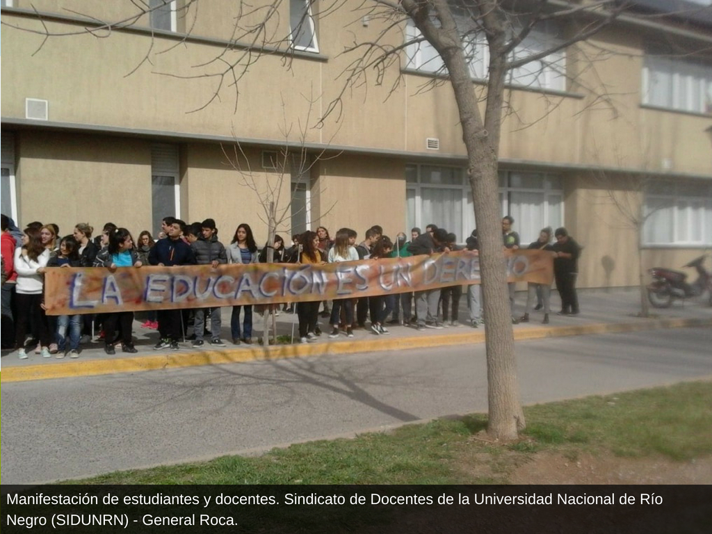 PARO DOCENTE: MULTITUDINARIO ACTO EN DEFENSA DE LA UNIVERSIDAD PÚBLICA EN LA FACULTAD DE MEDICINA