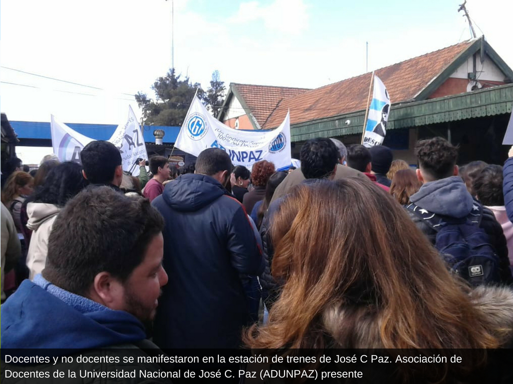 PARO DOCENTE: MULTITUDINARIO ACTO EN DEFENSA DE LA UNIVERSIDAD PÚBLICA EN LA FACULTAD DE MEDICINA