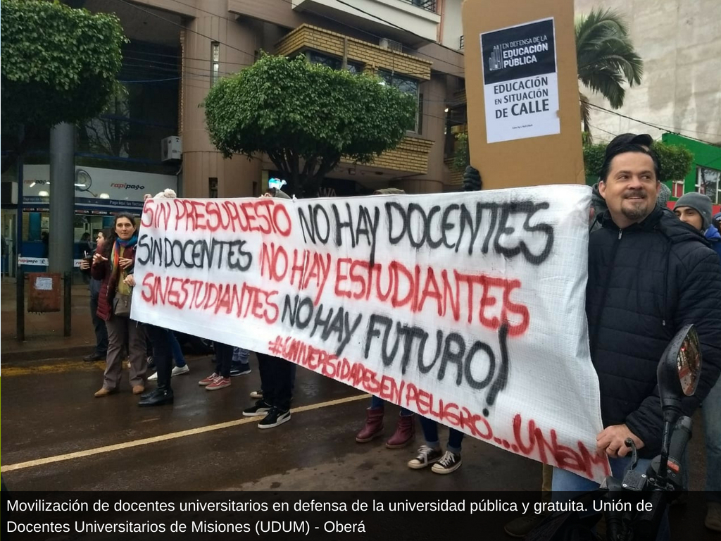 PARO DOCENTE: MULTITUDINARIO ACTO EN DEFENSA DE LA UNIVERSIDAD PÚBLICA EN LA FACULTAD DE MEDICINA