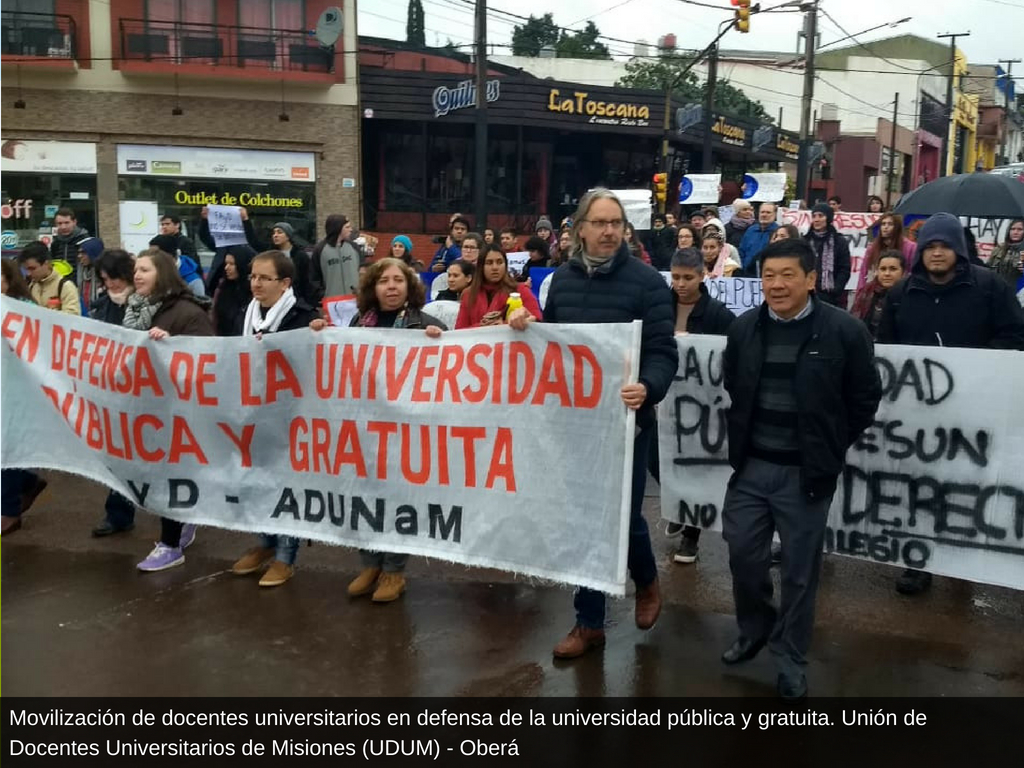 PARO DOCENTE: MULTITUDINARIO ACTO EN DEFENSA DE LA UNIVERSIDAD PÚBLICA EN LA FACULTAD DE MEDICINA