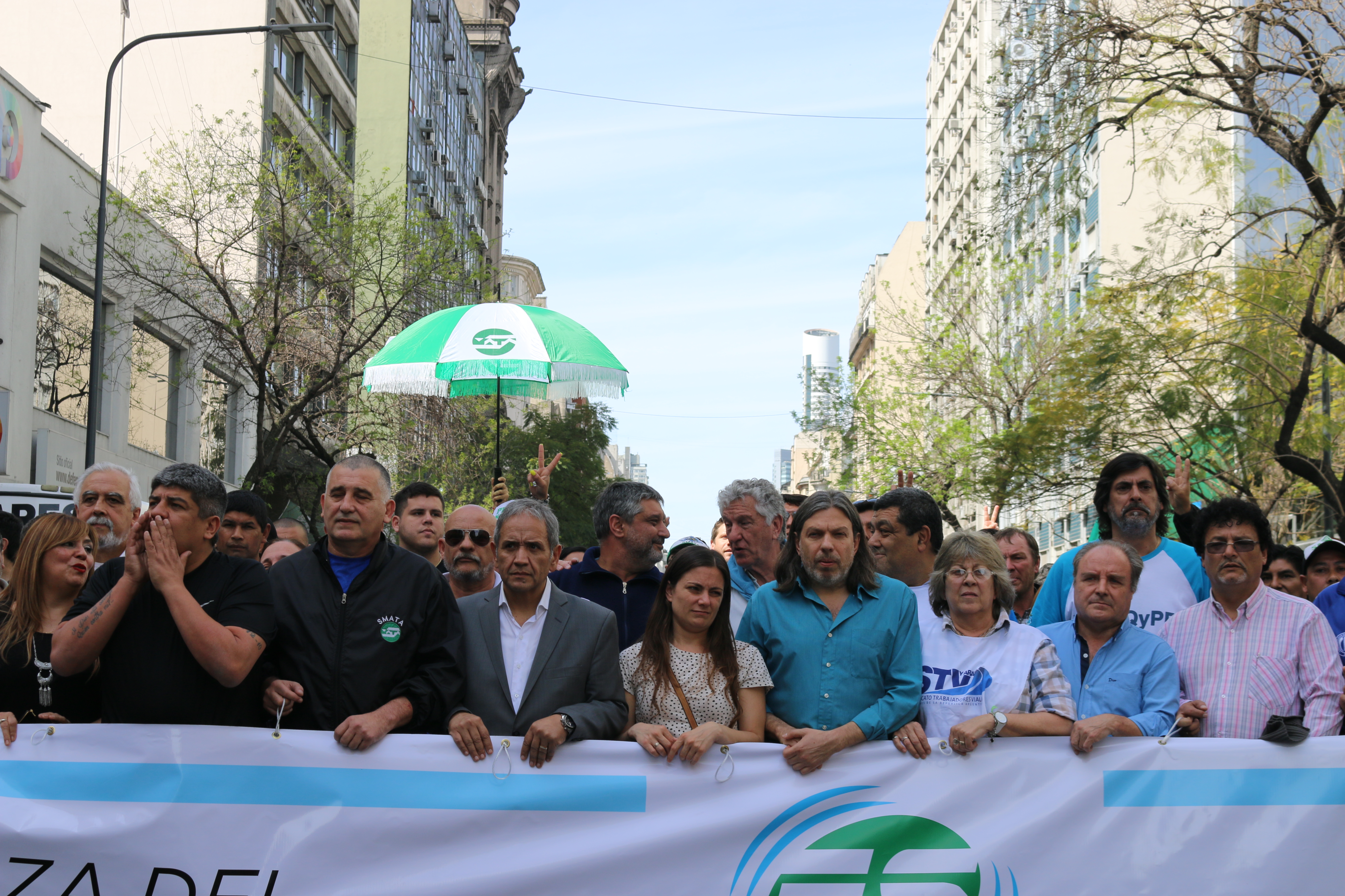 EN LA JORNADA PREVIA AL PARO GENERAL, MARCHAMOS CONTRA EL AJUSTE MACRISTA JUNTO A MÁS 500 MIL TRABAJADORES