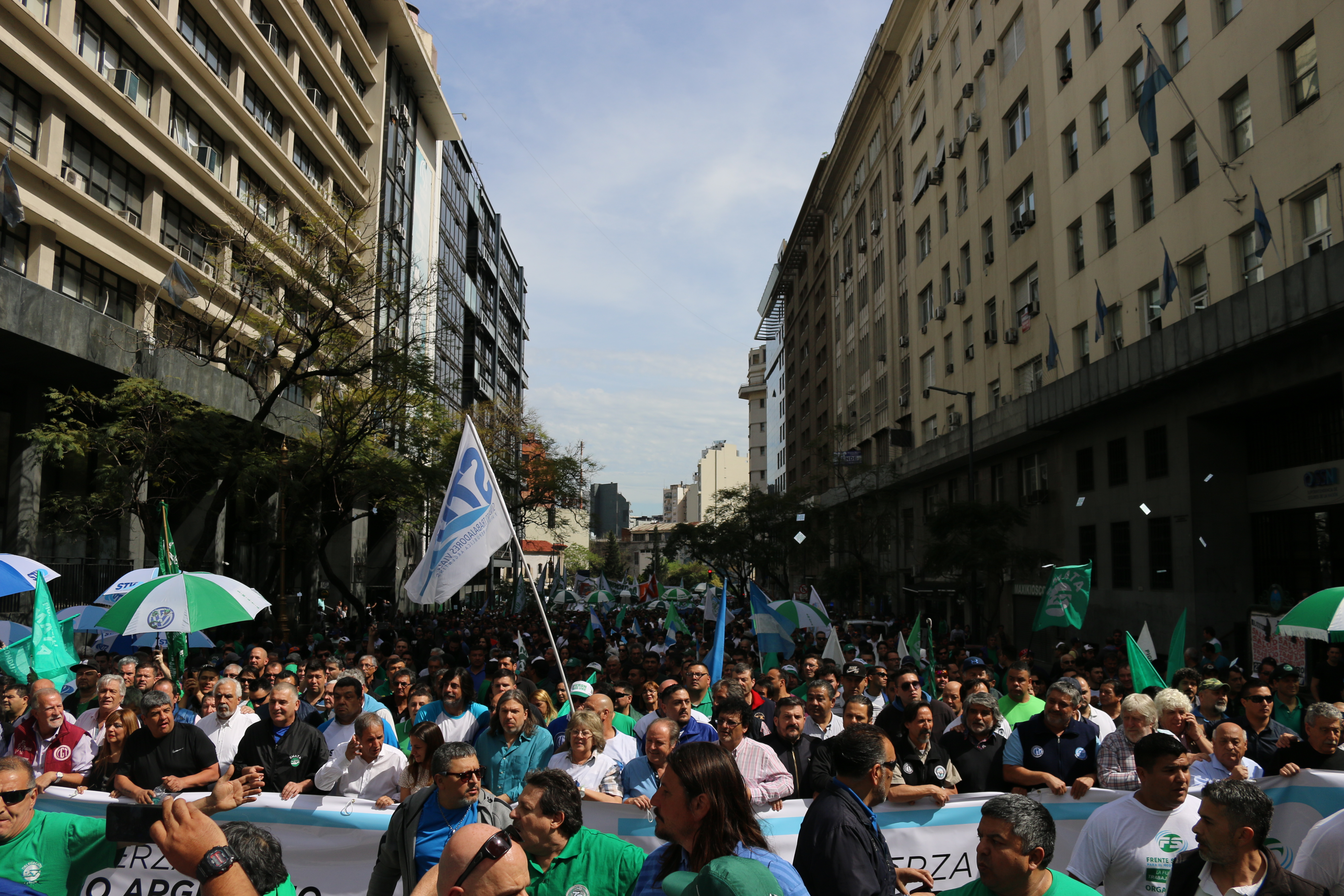 EN LA JORNADA PREVIA AL PARO GENERAL, MARCHAMOS CONTRA EL AJUSTE MACRISTA JUNTO A MÁS 500 MIL TRABAJADORES