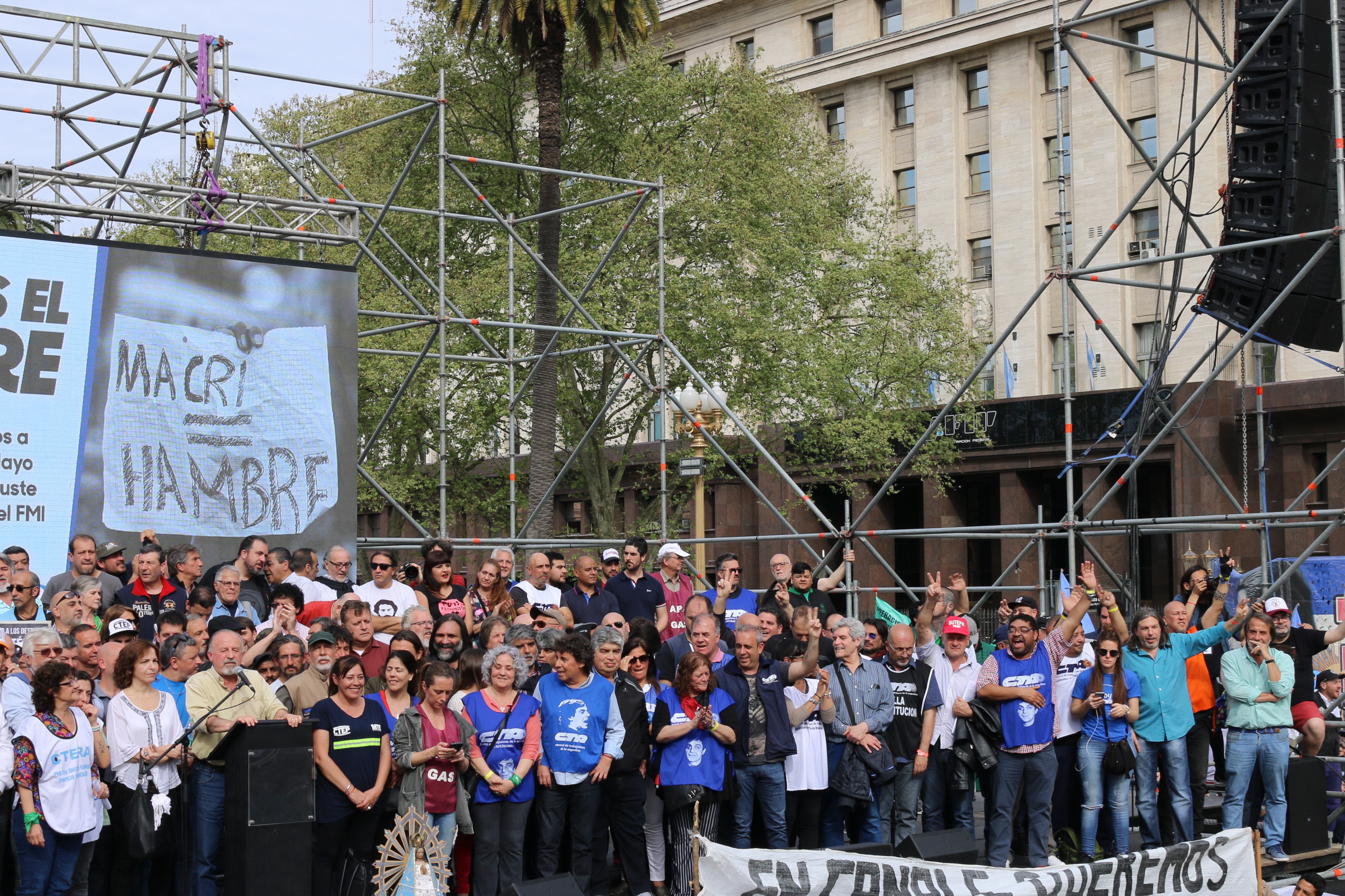 EN LA JORNADA PREVIA AL PARO GENERAL, MARCHAMOS CONTRA EL AJUSTE MACRISTA JUNTO A MÁS 500 MIL TRABAJADORES