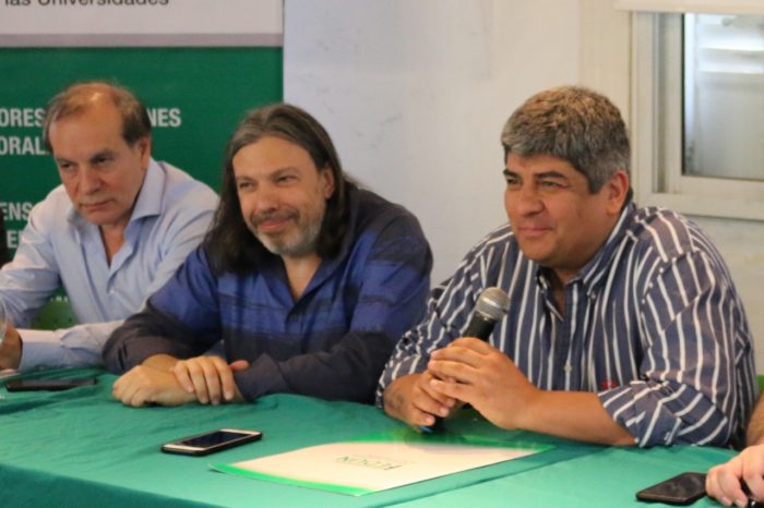 Pablo Moyano hablando durante el Congreso Ordinario y Extraordinario de la FEDUN, junto a Daniel Ricci