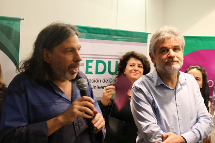 Daniel Ricci dando un discurso durante el brindis de fin de año de FEDUN, junto a Daniel Filmus