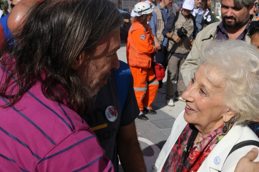 Daniel Ricci y Estela de Carlotto en la marcha por la Memoria, la Verdad y la Justicia