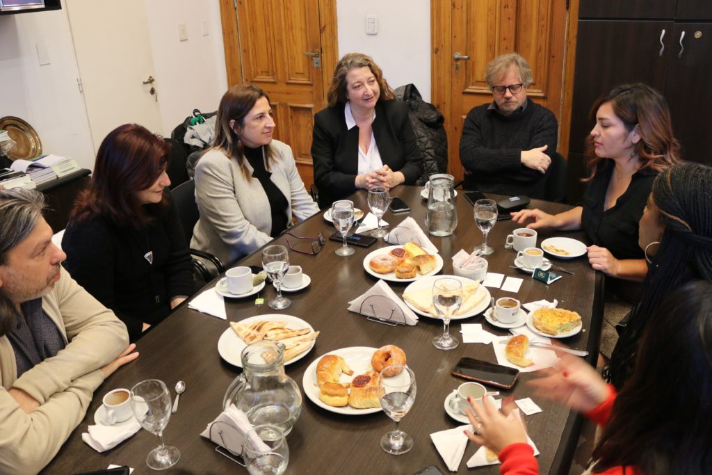 Las candidatas demócratas Cori Bush y Roza Calderón se reunieron con mujeres legisladoras porteñas