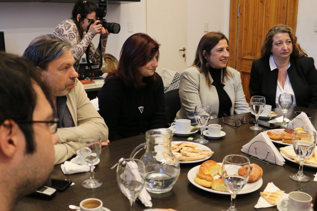 Las candidatas demócratas Cori Bush y Roza Calderón se reunieron con mujeres legisladoras porteñas