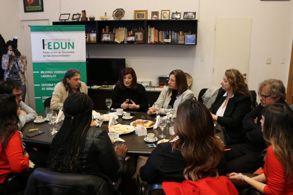 Las candidatas demócratas Cori Bush y Roza Calderón se reunieron con mujeres legisladoras porteñas