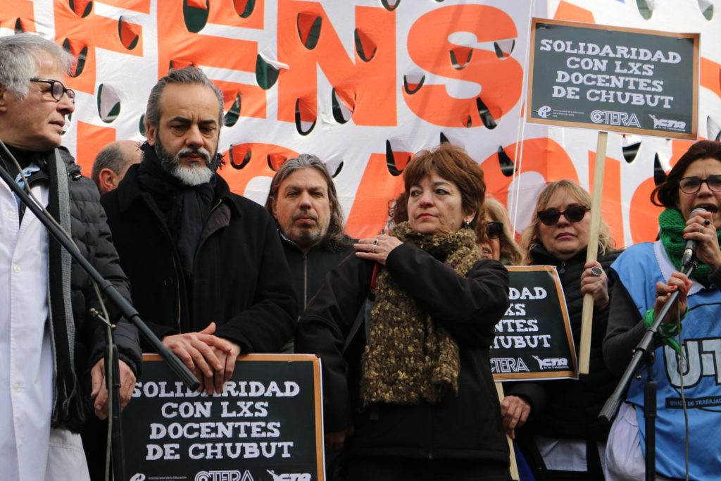 Protesta frente a la Casa de la provincia de Chubut contra la agresión sufrida por los docentes