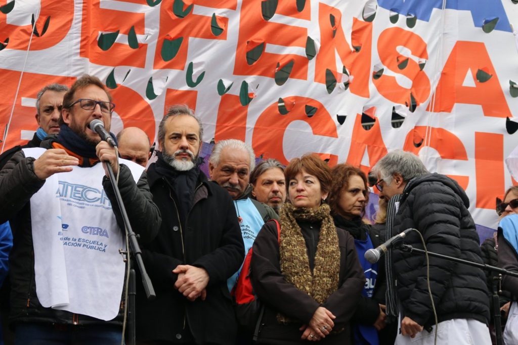 Protesta frente a la Casa de la provincia de Chubut contra la agresión sufrida por los docentes