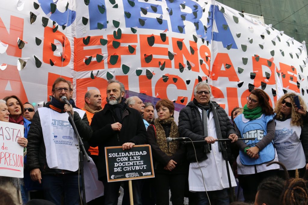 Protesta frente a la Casa de la provincia de Chubut contra la agresión sufrida por los docentes