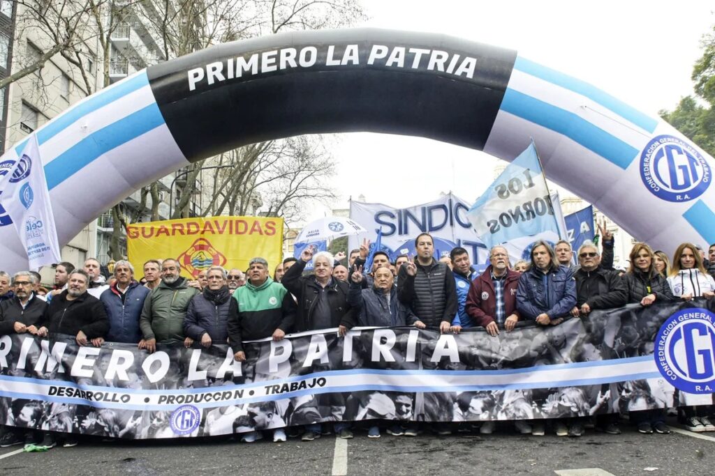 Los trabajadores y trabajadoras docentes de la FEDUN presentes en la Marcha de la CGT en defensa de los salarios