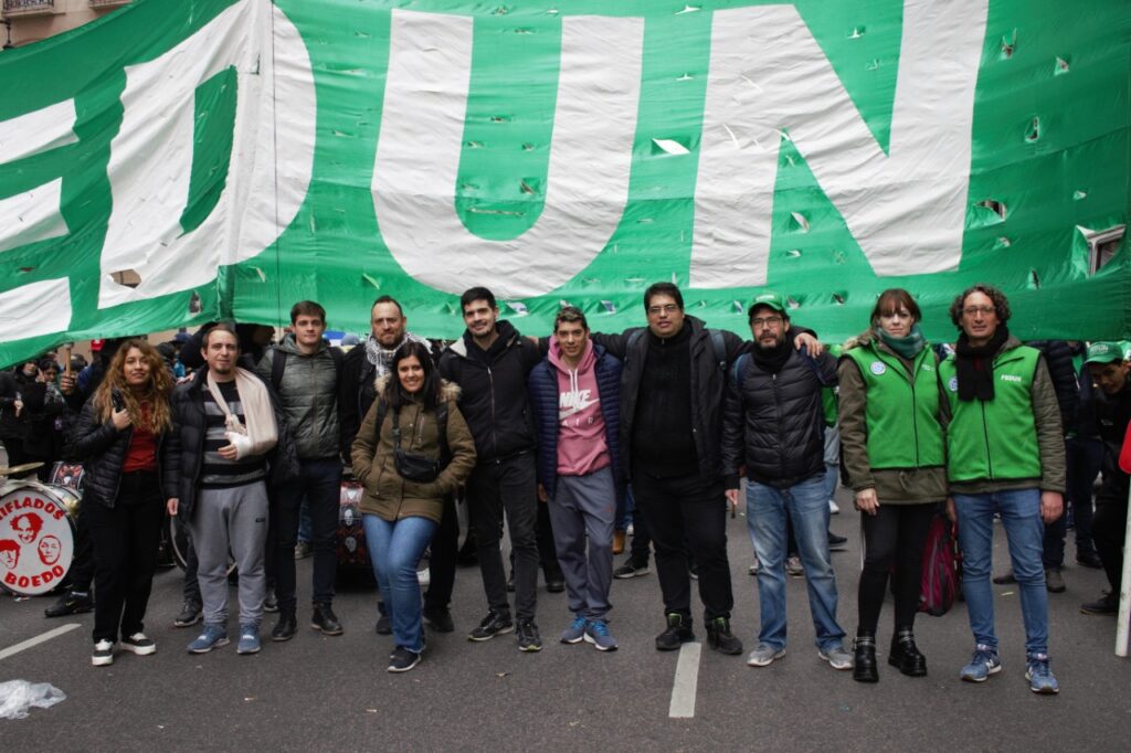 Los trabajadores y trabajadoras docentes de la FEDUN presentes en la Marcha de la CGT en defensa de los salarios