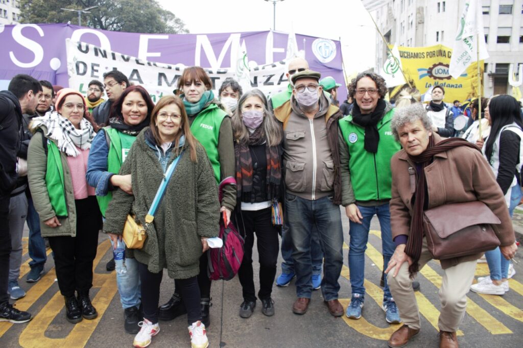 Los trabajadores y trabajadoras docentes de la FEDUN presentes en la Marcha de la CGT en defensa de los salarios