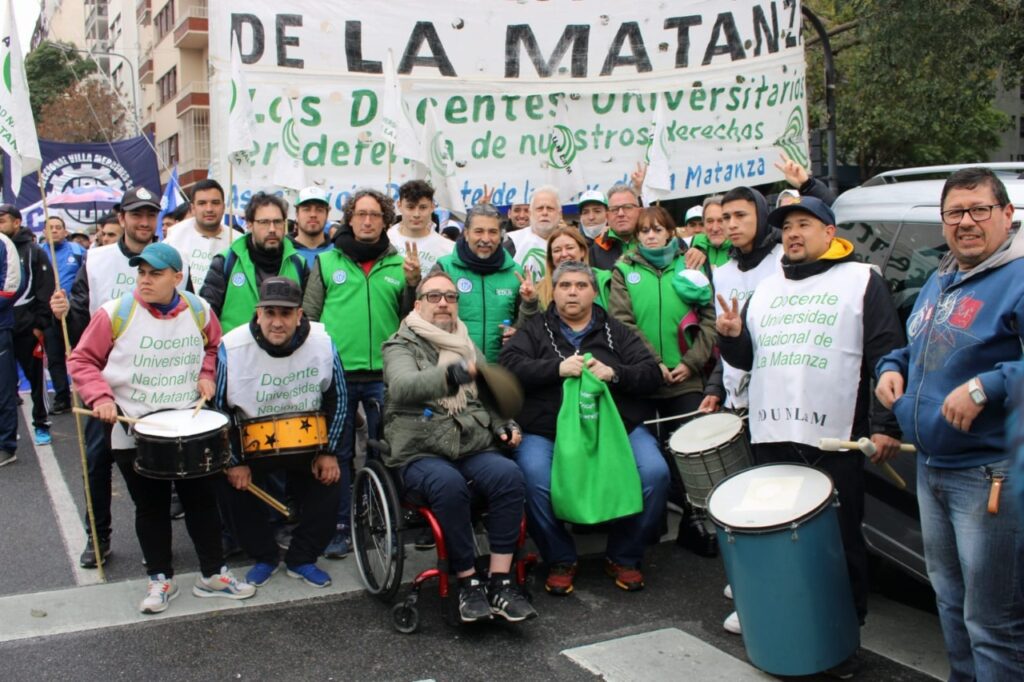 Los trabajadores y trabajadoras docentes de la FEDUN presentes en la Marcha de la CGT en defensa de los salarios