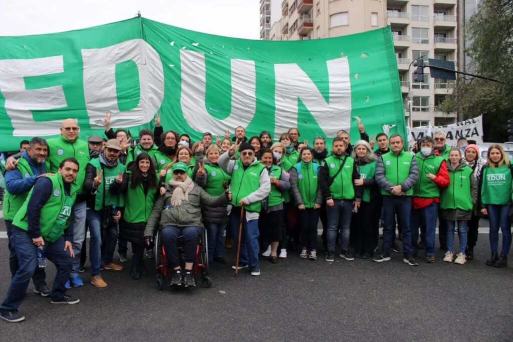 Los trabajadores y trabajadoras docentes de la FEDUN presentes en la Marcha de la CGT en defensa de los salarios