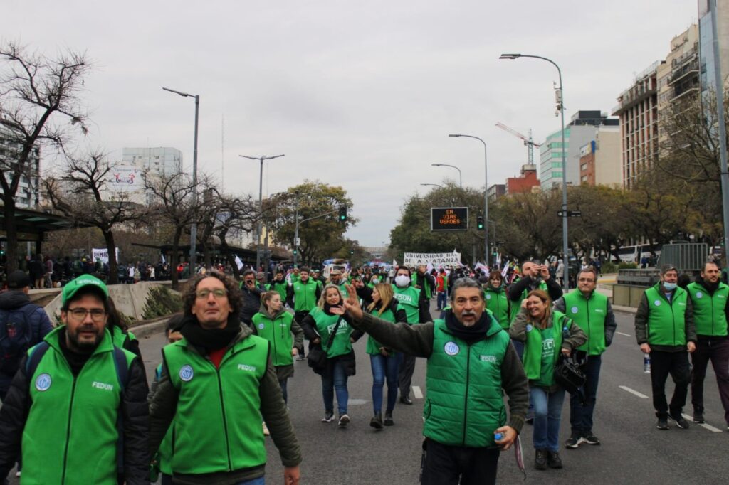 Los trabajadores y trabajadoras docentes de la FEDUN presentes en la Marcha de la CGT en defensa de los salarios