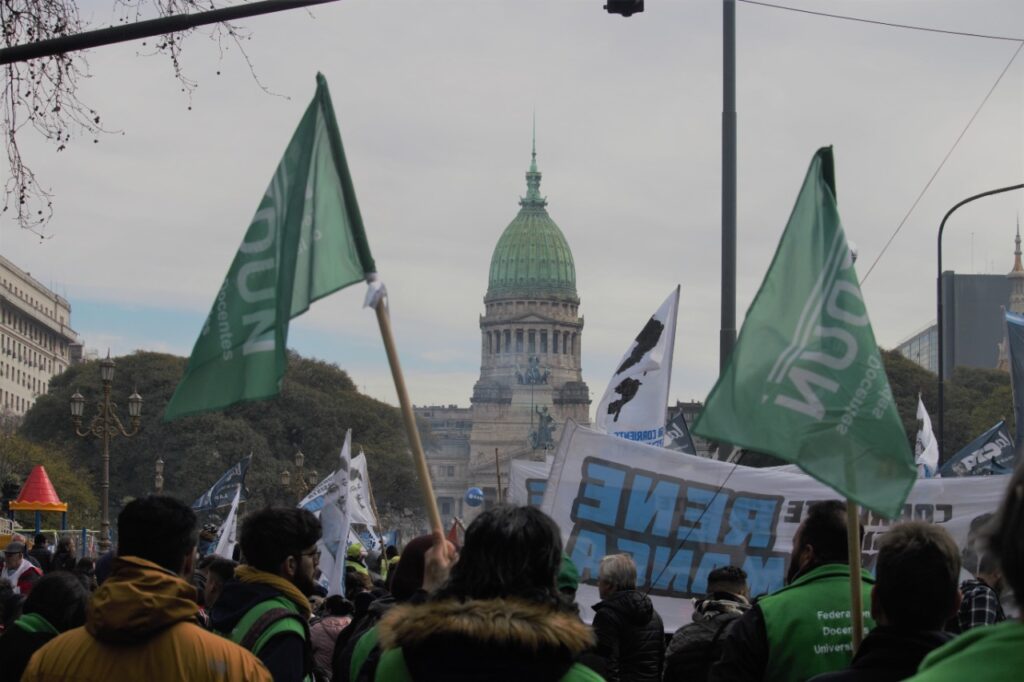 Los trabajadores y trabajadoras docentes de la FEDUN presentes en la Marcha de la CGT en defensa de los salarios