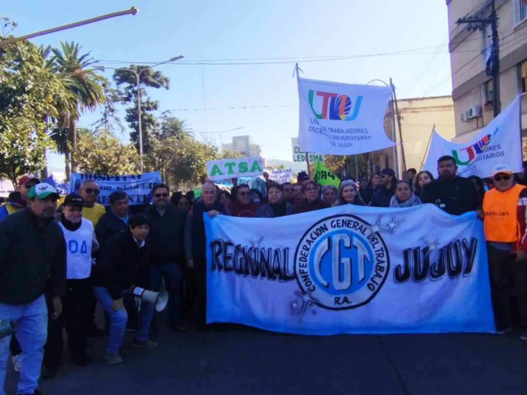 Masiva manifestación de los y las docentes ante los atropellos del Gobernador Gerardo Morales