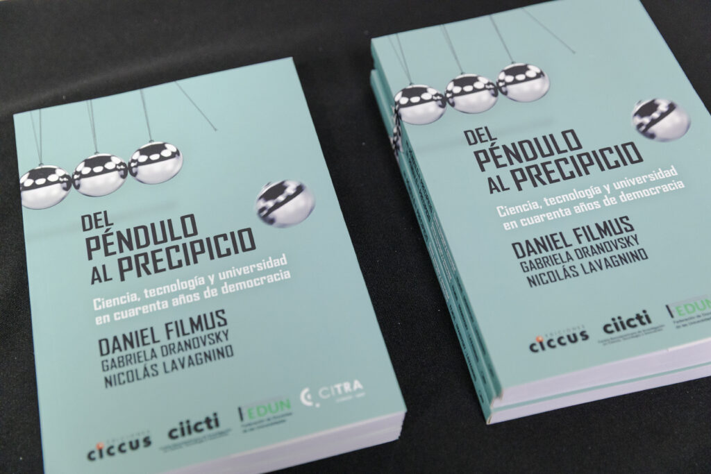 Daniel Filmus presentó su nuevo libro “Del péndulo al precipicio” en la FEDUN
