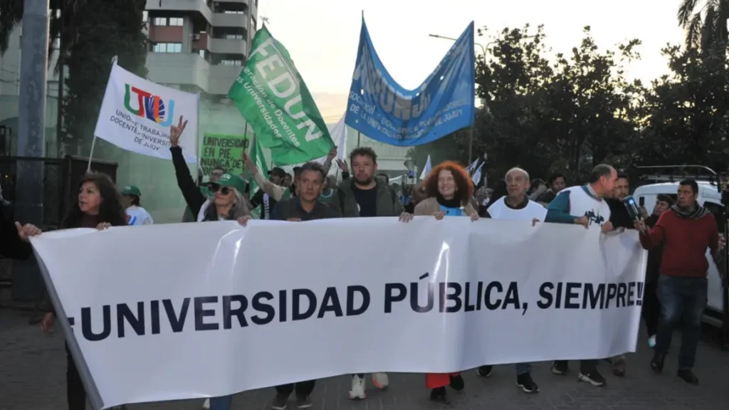 Multitudinaria Marcha Universitaria en todo el pa&iacute;s