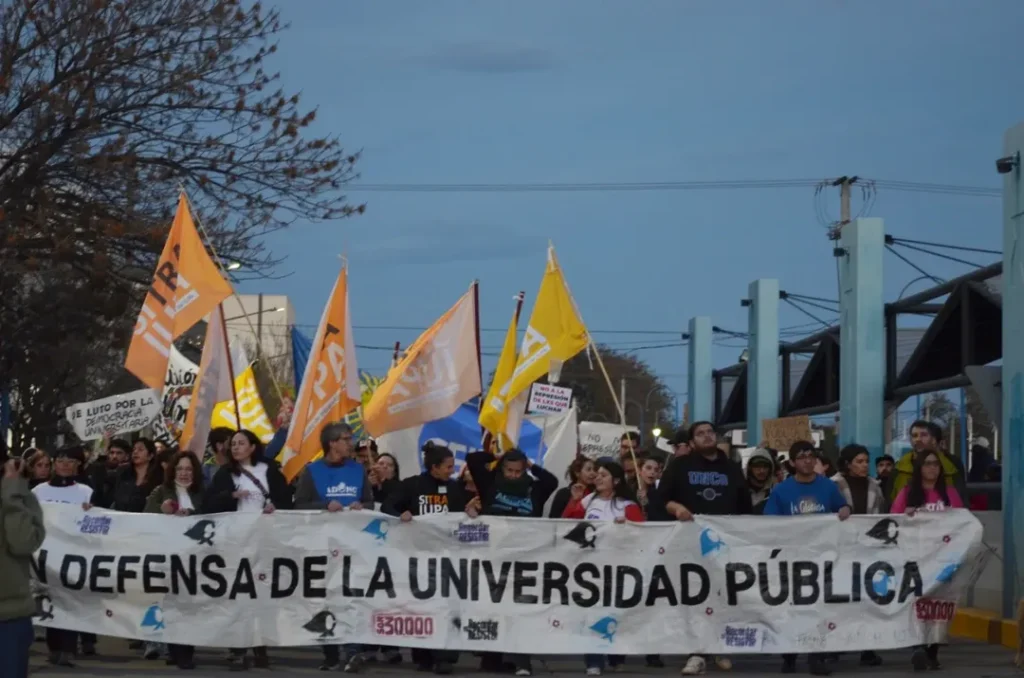 Multitudinaria Marcha Universitaria en todo el pa&iacute;s