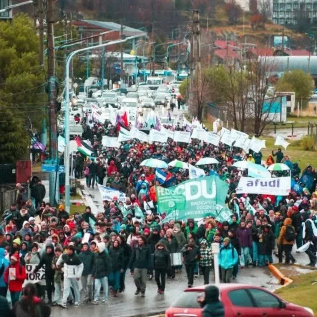 Multitudinaria Marcha Universitaria en todo el pa&iacute;s