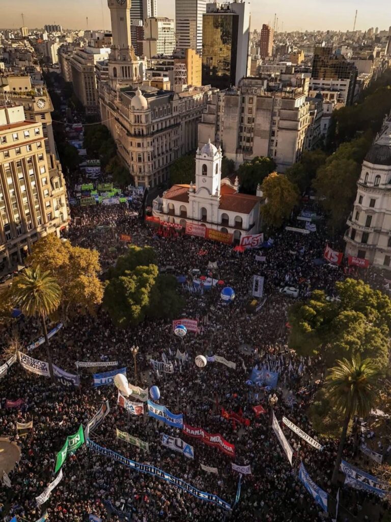 Multitudinaria Marcha Universitaria en todo el pa&iacute;s